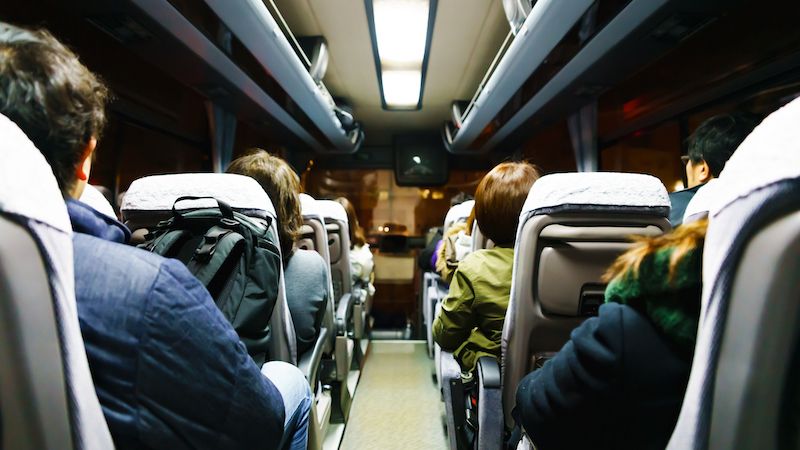 日本の夜行バスの車内（写真：show999/PIXTA）