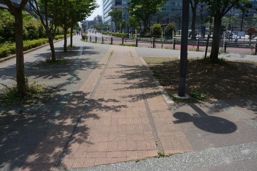 豊洲北小学校脇の線路跡