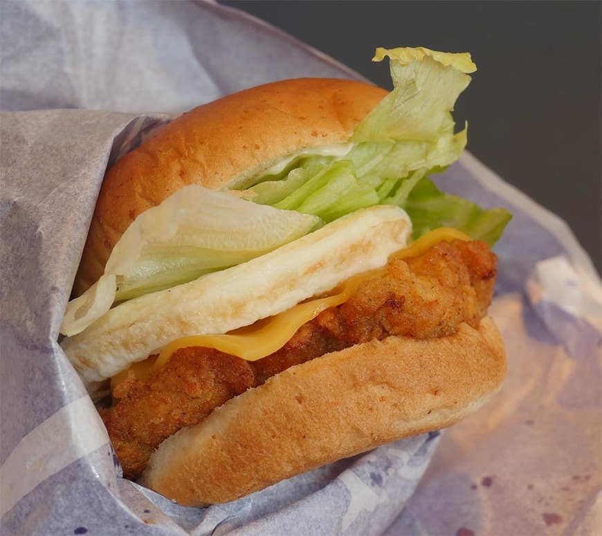 KFCでは写真の「とろ～り月見フィレサンド」（460円）のほか、「とろ～り月見和風カツサンド」（460円）、「とろ～りチーズ月見フィレサンド」（490円）、「とろ～りチーズ月見和風カツサンド」（490円）が用意されていた（筆者撮影）