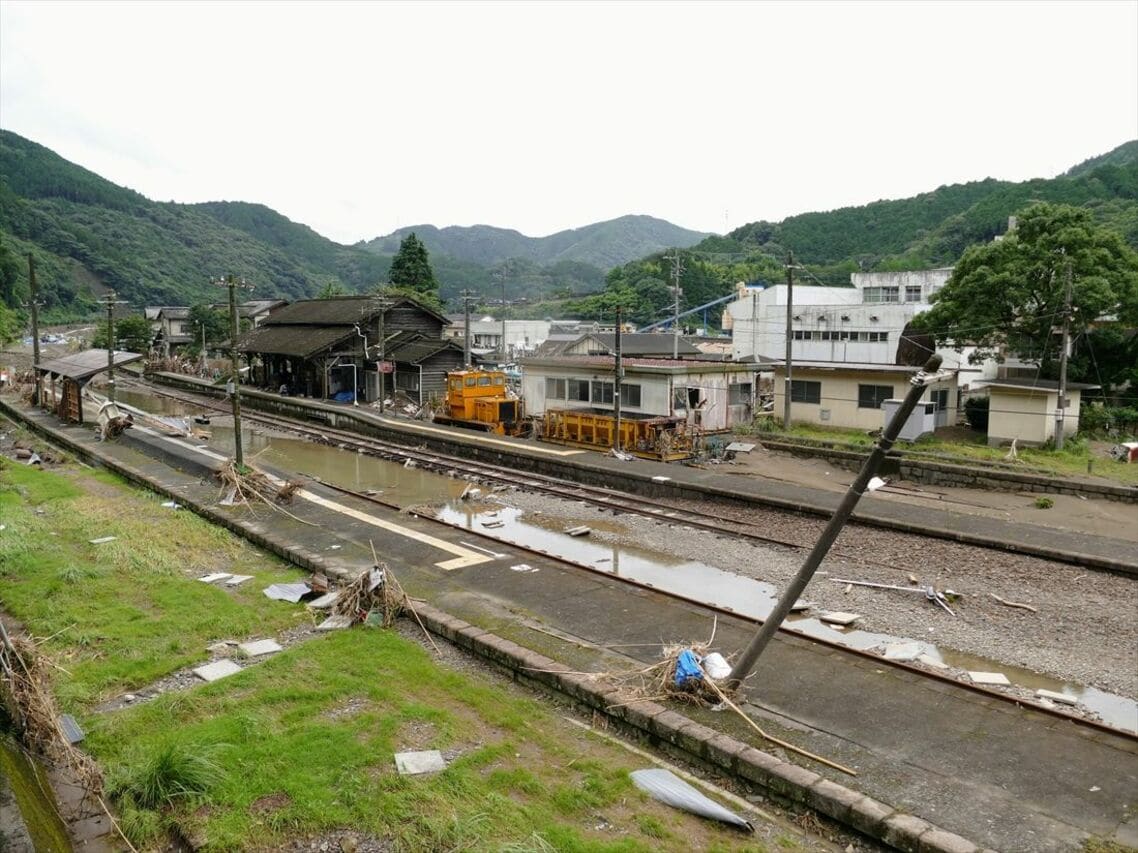 線路が冠水した被災直後の坂本駅
