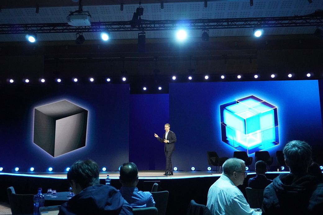 ブラックボックス（左）からガラスボックス（右）への転換を訴えるHotard CEO。AIが受け取るトークンの信頼性を監査できる透明性が必要だと主張した（写真：筆者撮影）