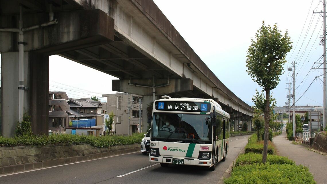 桃花台新交通の廃線跡に沿って走るピーチバス（筆者撮影）