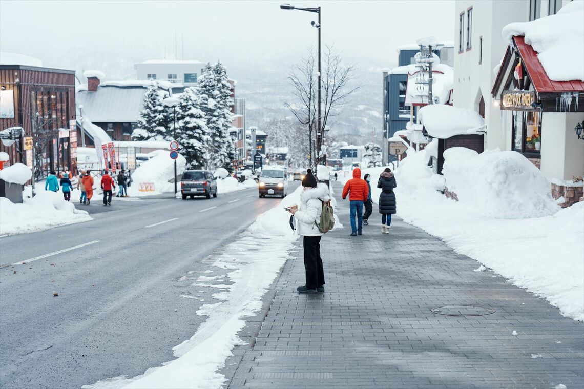 インバウンドを含め多くの観光客が訪れる冬のニセコ（写真：Jo Panuwat D / PIXTA）