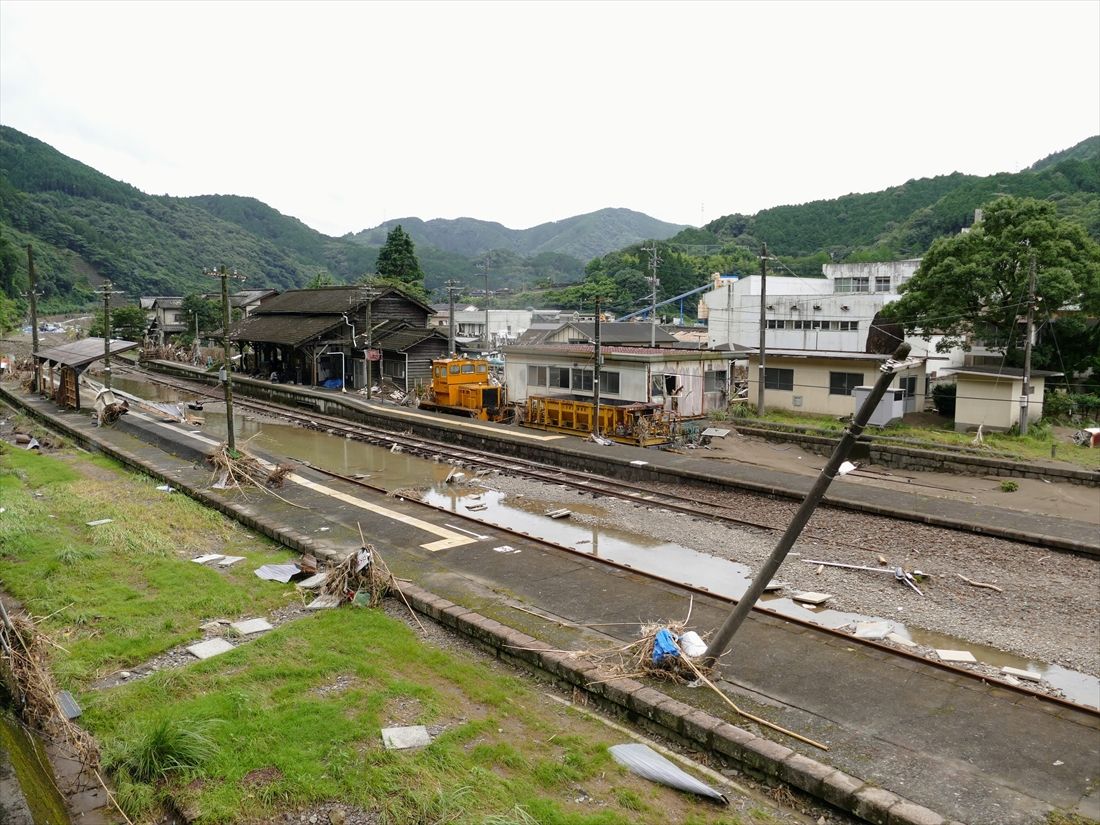 線路が冠水した被災直後の坂本駅=2020年7月（編集部撮影）