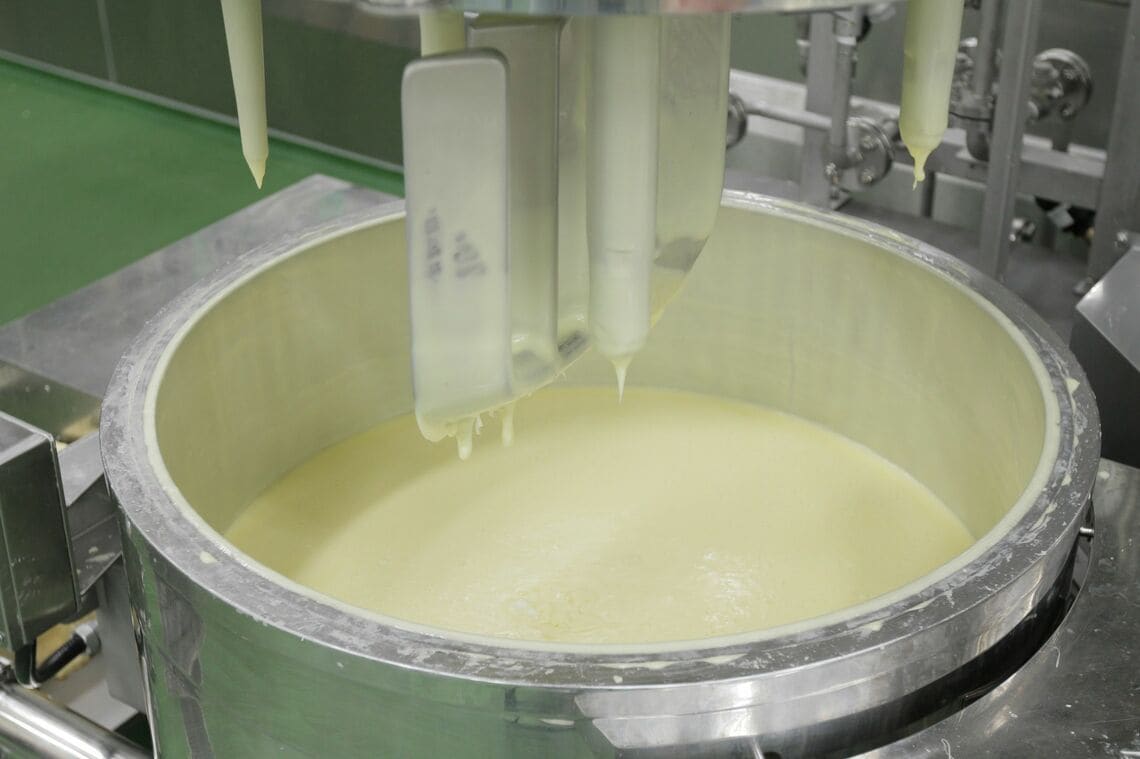 チーズの乳化工程（写真：なとり提供）