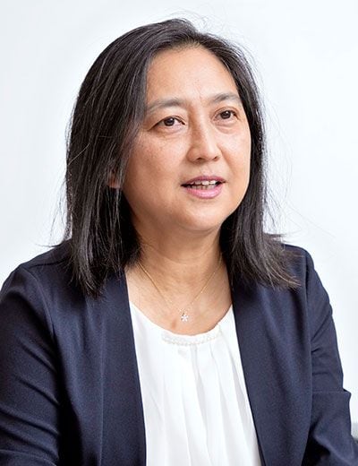 池本美香（いけもと・みか）日本総合研究所調査部上席主任研究員、千葉大学客員教授専門は、子ども・女性政策（保育、教育、労働、社会保障など）。1989年日本女子大学文学部卒業。三井銀行入行、三井銀総合研究所（現日本総合研究所）出向。2000年千葉大学大学院社会文化科学研究科博士課程修了、博士（学術）。著書に『子どもの放課後を考える』（勁草書房）など。22年度まで厚生労働省社会保障審議会児童部会放課後児童対策に関する専門委員会委員。現在、東京都こども未来会議委員などを務める（撮影：梅谷秀司）