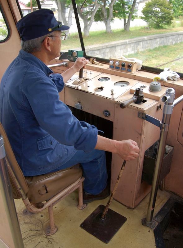 シフトレバーが特徴的なレールバスの運転台（写真：南部縦貫レールバス愛好会）