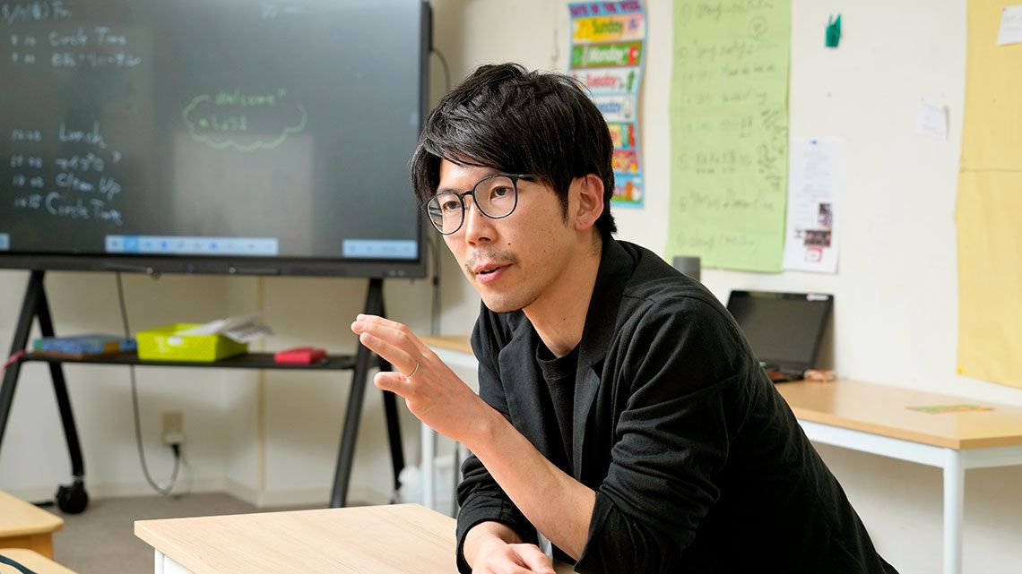 蓑手章吾（みのて・しょうご）HILLOCK（ヒロック）初等部 校長公立小学校で14年勤務した後、2021年3月に東京・世田谷にオルタナティブスクール、ヒロック初等部を創設、22年4月に開校。専門教科は国語。特別支援学校でのインクルーシブ教育や発達の系統性、学習心理学に関心を持ち、教鞭を執る傍ら大学院にも通い、人間発達プログラムで修士号を取得。特別支援2種免許を所有。プログラミング教育で全国的に有名な東京・小金井の前原小学校では、研究主任やICT主任を歴任するなどICTを活用した教育にも高い関心と経験を持つ。著書に『子どもが自ら学び出す！自由進度学習のはじめかた』（学陽書房）、共著に『before&afterでわかる！研究主任の仕事アップデート』（明治図書）、『知的障害特別支援学校のICTを活用した授業づくり』（ジアース教育新社）、『個別最適な学びを実現するICTの使い方』（学陽書房）などがある（撮影：梅谷秀司）