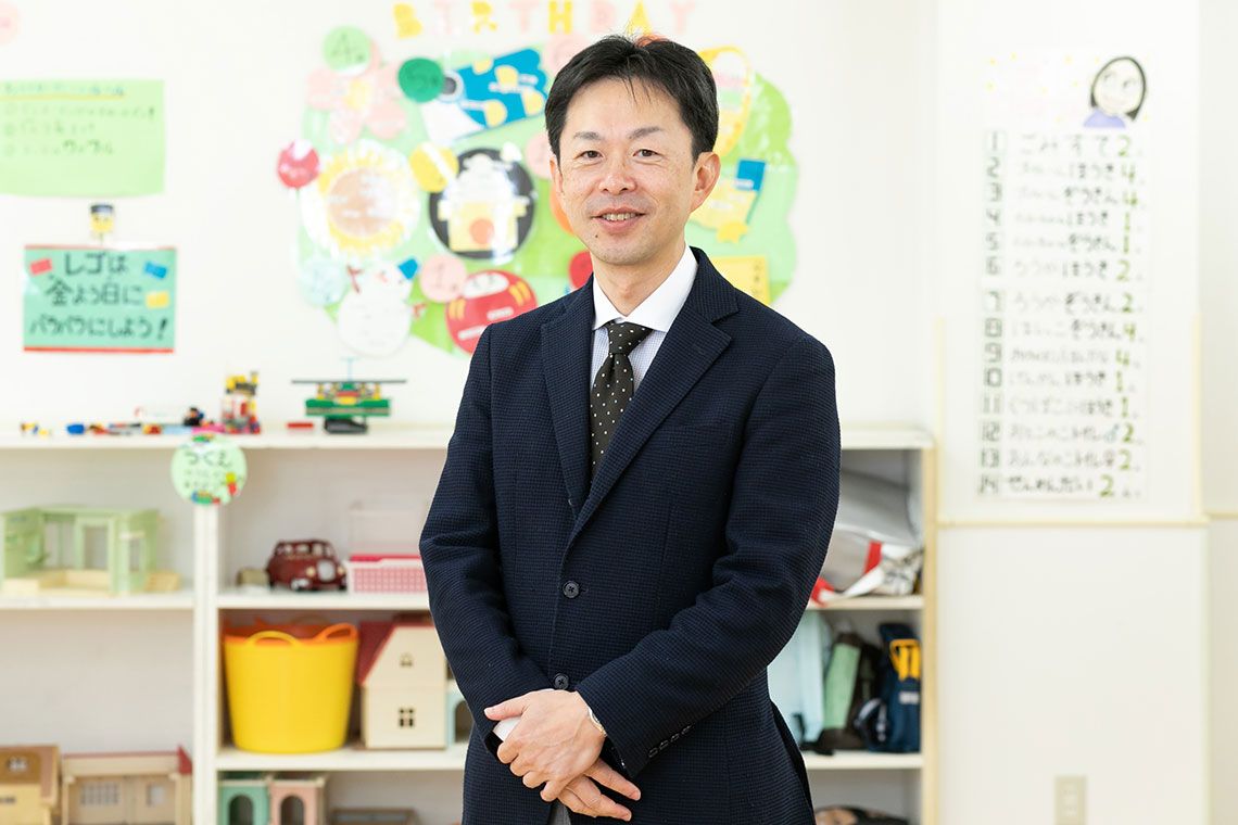 島根太郎（しまね・たろう）東急キッズベースキャンプ 代表取締役社長、キッズコーチ協会 代表理事1965年東京都目黒区生まれ。中央大学卒業。輸入雑貨事業や自然食事業などを経て、2003年エムアウトに入社。心理学に関わる事業開発を経験し、小1の壁の問題解決と非認知能力の教育を志し、2006年キッズベースキャンプを創業。民間学童保育のパイオニアとして業界を牽引。2008年12月には東急グループ入りし、東急グループの子育て支援事業の中核企業として展開を開始。民間学童保育協会、東京都学童保育協会で理事を務める。保育士資格保有（写真：東急キッズベースキャンプ提供）