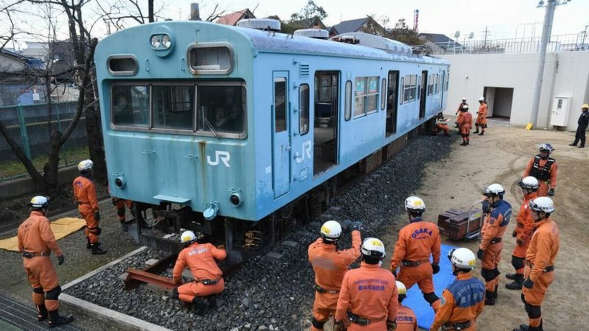 103系電車は今も人命救助を陰で支えている 見慣れた通勤電車が救助訓練 ...