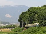 藤原岳をバックに走る北勢線の電車（撮影：南正時）