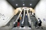 深くにあるメトロの駅。右の上りエスカレーターが止まったまま（筆者撮影）