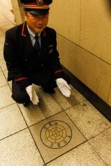 1階ホームに埋め込まれた0キロポスト。東武鉄道は1899年に北千住―久喜間で開業したのがはじまりだ（撮影：鼠入昌史）