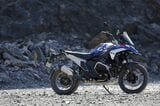 オフロード性能を高めた「GSトロフィ」仕様。ワイヤースポークホイールとブロックタイヤ、スポーツサスペンションを装備