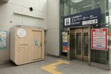コンコースのエレベーター。左はベビーケアルーム（記者撮影）