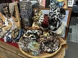 客から要望があり、ヒョウ柄、トラ柄のカチューシャも揃えるように（筆者撮影）