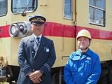 貝塚電車営業所の高本敬介所長（左）と多々良工場の小倉光博主任（記者撮影）