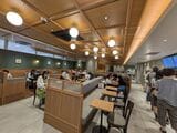 デザインは明るい印象に一新。店舗手前側にはテーブル席が並ぶ（筆者撮影）