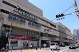 阪急大阪梅田駅と一体の阪急三番街（記者撮影）
