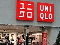 ファーストリテイリングの今期は前期の反動で従来予想どおり２ケタ営業減益。１月以降の既存店回復なら減益幅縮小も