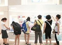 銀座の中国人観光客が“熱視線”　メイド・イン・ジャパンの化粧品
