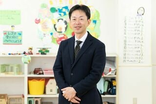 島根太郎（しまね・たろう）東急キッズベースキャンプ 代表取締役社長、キッズコーチ協会 代表理事1965年東京都目黒区生まれ。中央大学卒業。輸入雑貨事業や自然食事業などを経て、2003年エムアウトに入社。心理学に関わる事業開発を経験し、小1の壁の問題解決と非認知能力の教育を志し、2006年キッズベースキャンプを創業。民間学童保育のパイオニアとして業界を牽引。2008年12月には東急グループ入りし、東急グループの子育て支援事業の中核企業として展開を開始。民間学童保育協会、東京都学童保育協会で理事を務める。保育士資格保有（写真：東急キッズベースキャンプ提供）