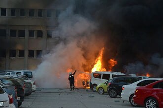 トルコ南部で知事室の入るビル近くが爆発