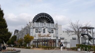 東京･稲城にそびえる《宮殿のような書店》の正体 本､文具､映像音楽､カフェ､物産展まで…3時間で回りきれないその全貌