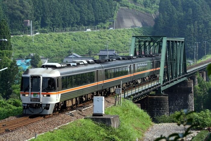 高山本線の特急「ワイドビューひだ」