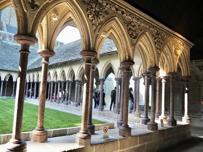 緑の芝生が美しい回廊。修道士が瞑想や