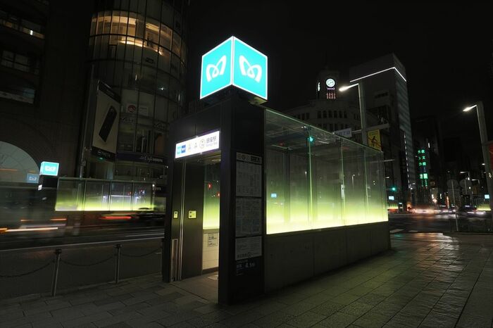 ガラス張りにリニューアルした出入り口