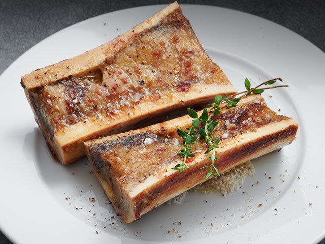 仔牛のスネ肉をオーブンで焼き上げたスペシャリテ