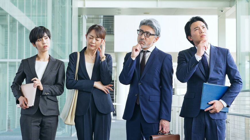 悩む会社員たち