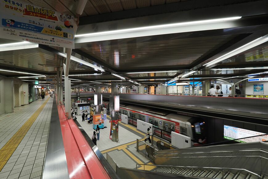 地下1階が吹き抜け構造のため、改札階の通路から列車がよく見える（撮影：伊原薫）