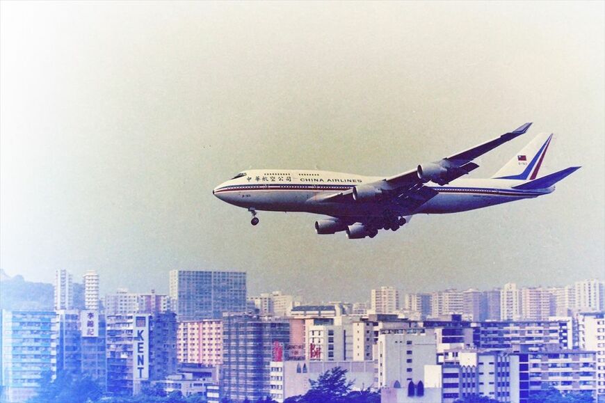 啓徳空港は着陸時の滑走路到達直前、120度右に曲がるルートが強要された＝1994年（筆者撮影）