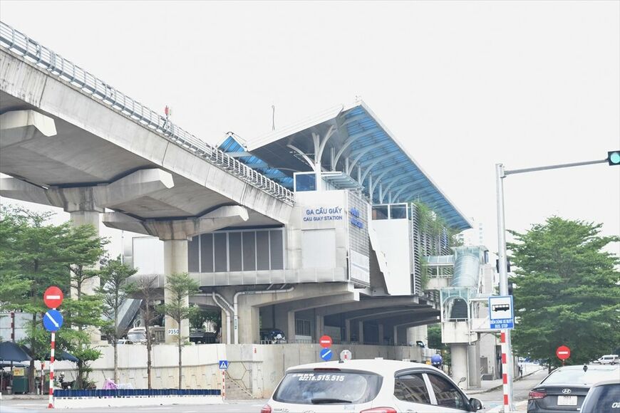 ハノイ3号線高架区間の東端。これより都心側は地下区間となり、工事が続いている（筆者撮影）