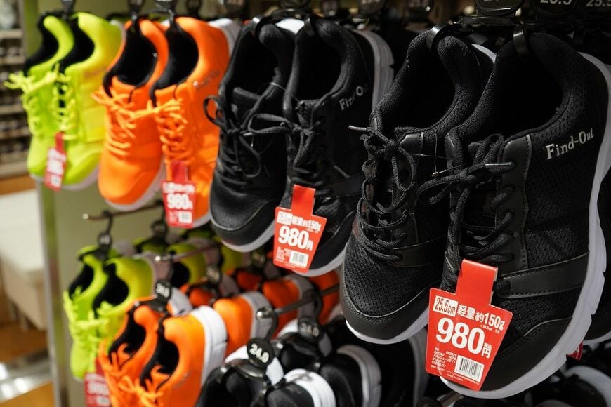 980円のスニーカーはワークマンシューズの肝となる商品だ（写真：記者撮影）
