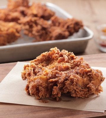 ラッキーロッキーチキンの定番メニュー、バターミルクフライドチキン300円（写真：ロイヤルホールディングス）