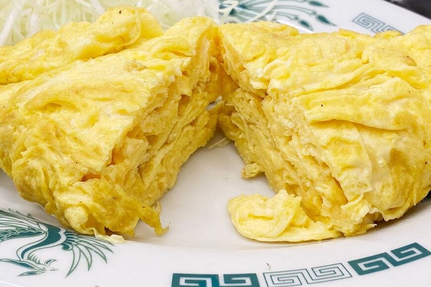 玉子焼きを割ると、空気を含んだ幾重にも折り重なった層になっていました（筆者撮影）