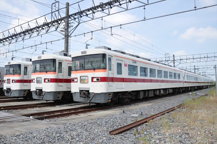 3編成並んだ350型（記者撮影）