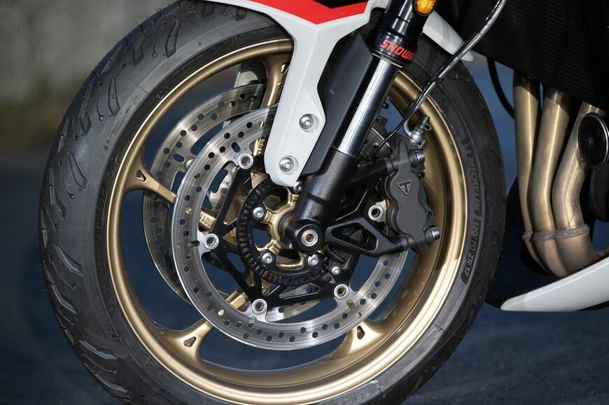 フロントブレーキにはトライアンフ製4ピストンラジアルキャリパーとφ310mmツインフローティングディスクを採用。レバー入力に対してリニアに応答し、コーナー進入前の減速コントロール性に優れる（写真：TRIUMPH）