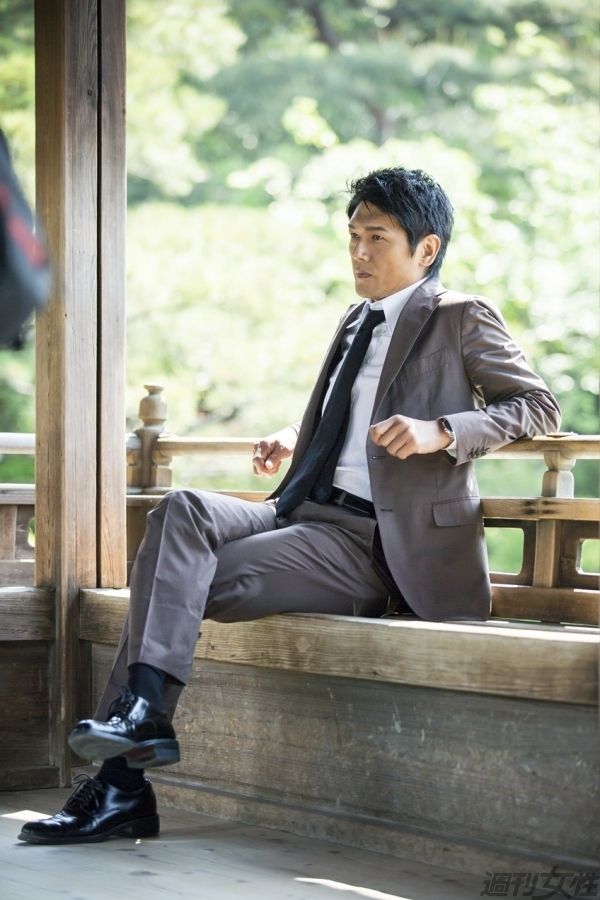 平安神宮会館でのロケの合間に、池にかかる橋の欄干に座る自然体の姿が渋くてカッコいい（撮影／廣瀬靖士）