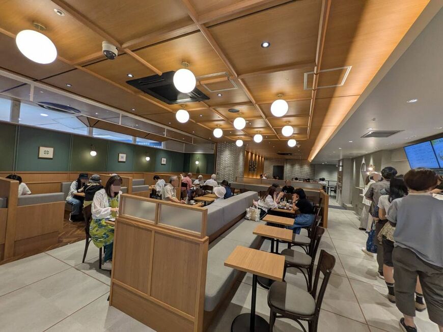 デザインは明るい印象に一新。店舗手前側にはテーブル席が並ぶ（筆者撮影）