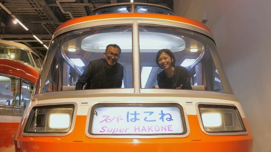 ロマンスカーミュージアムの高橋孝夫館長（左）と広報担当の小泉李緒さん（記者撮影）