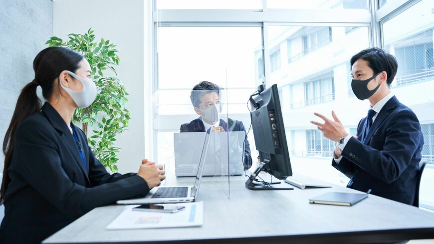 飛沫による感染リスクを軽減させる目的で設置され、すっかり日常の光景となったアクリル板。しかし、そのアクリル板が感染リスクにつながるという指摘も……（写真：tkc-taka／PIXTA）