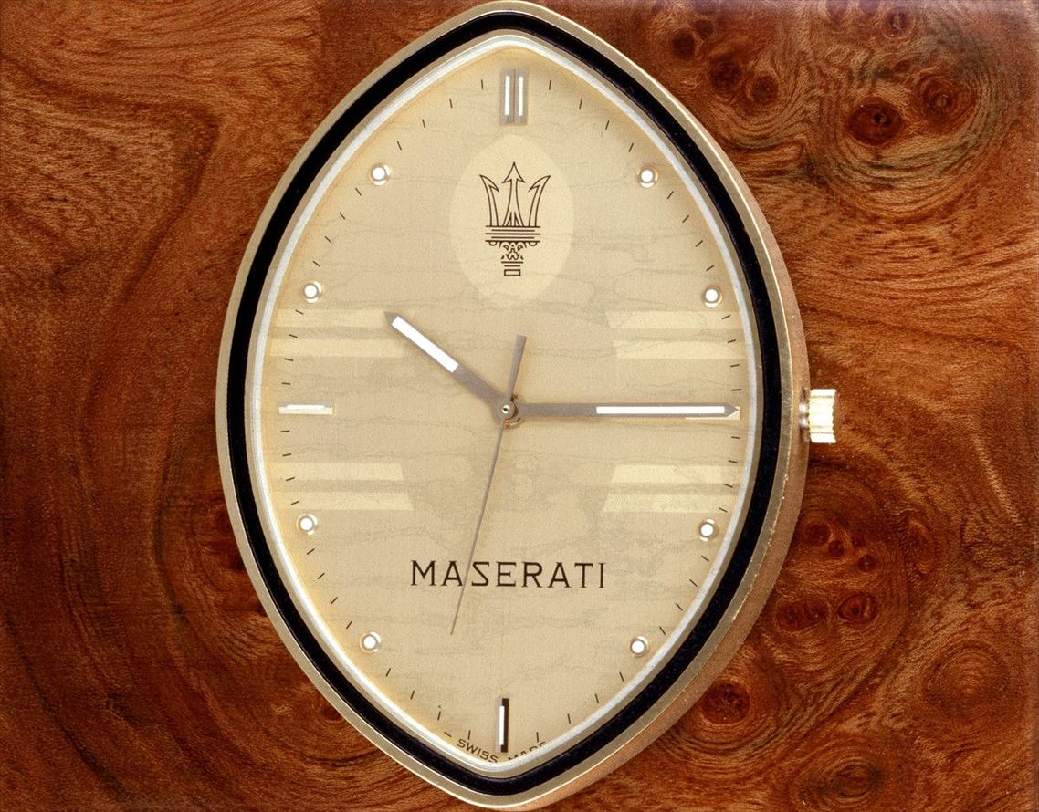 ビトゥルボの象徴たるオーバル型アナログ時計