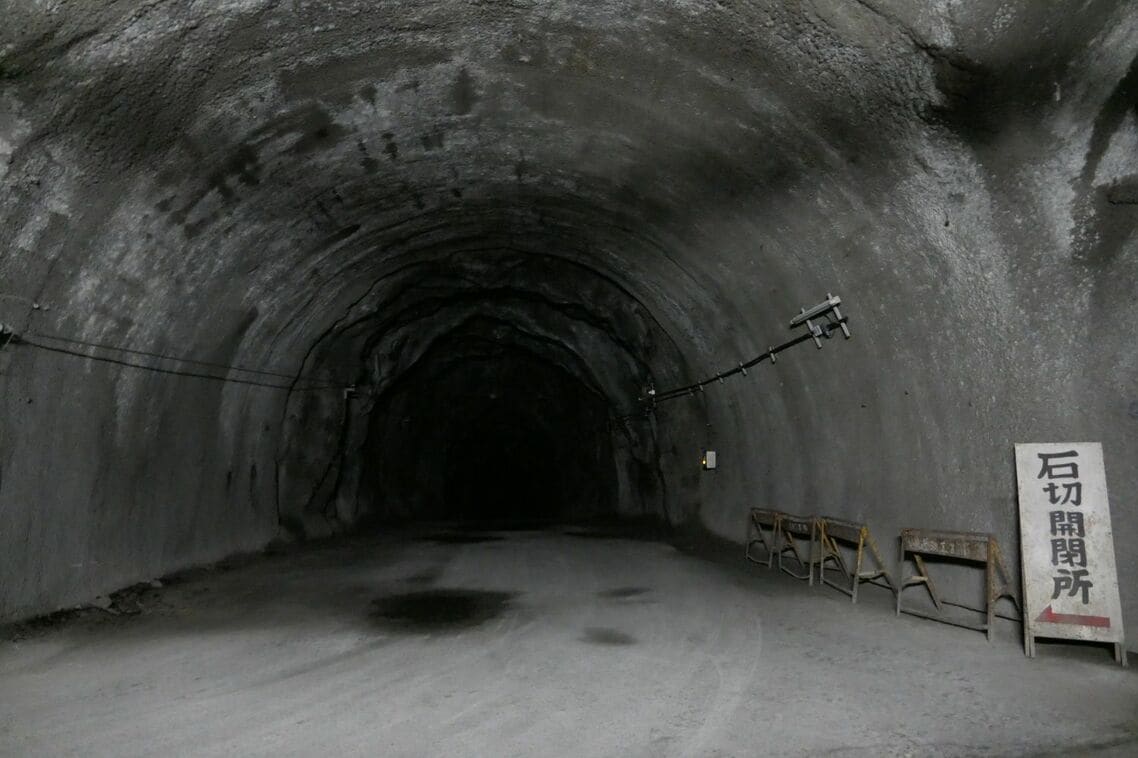 旧生駒トンネル内のけいはんな線トンネル方面