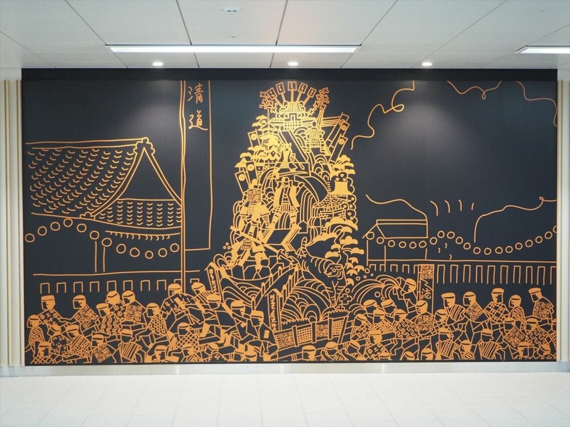 博多祇園山笠を描いた壁面の装飾