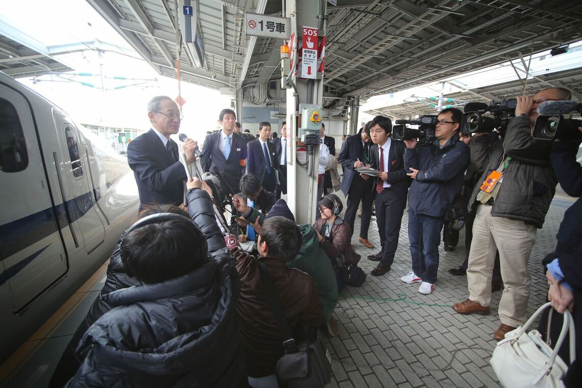 時速285km体験列車の到着後、報道陣の取材を受ける新幹線鉄道本部長＝2015年（撮影：南正時）