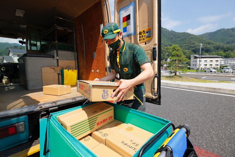 車載用のコンテナに速やかかつていねいに詰め替えていく（写真：村上悠太）